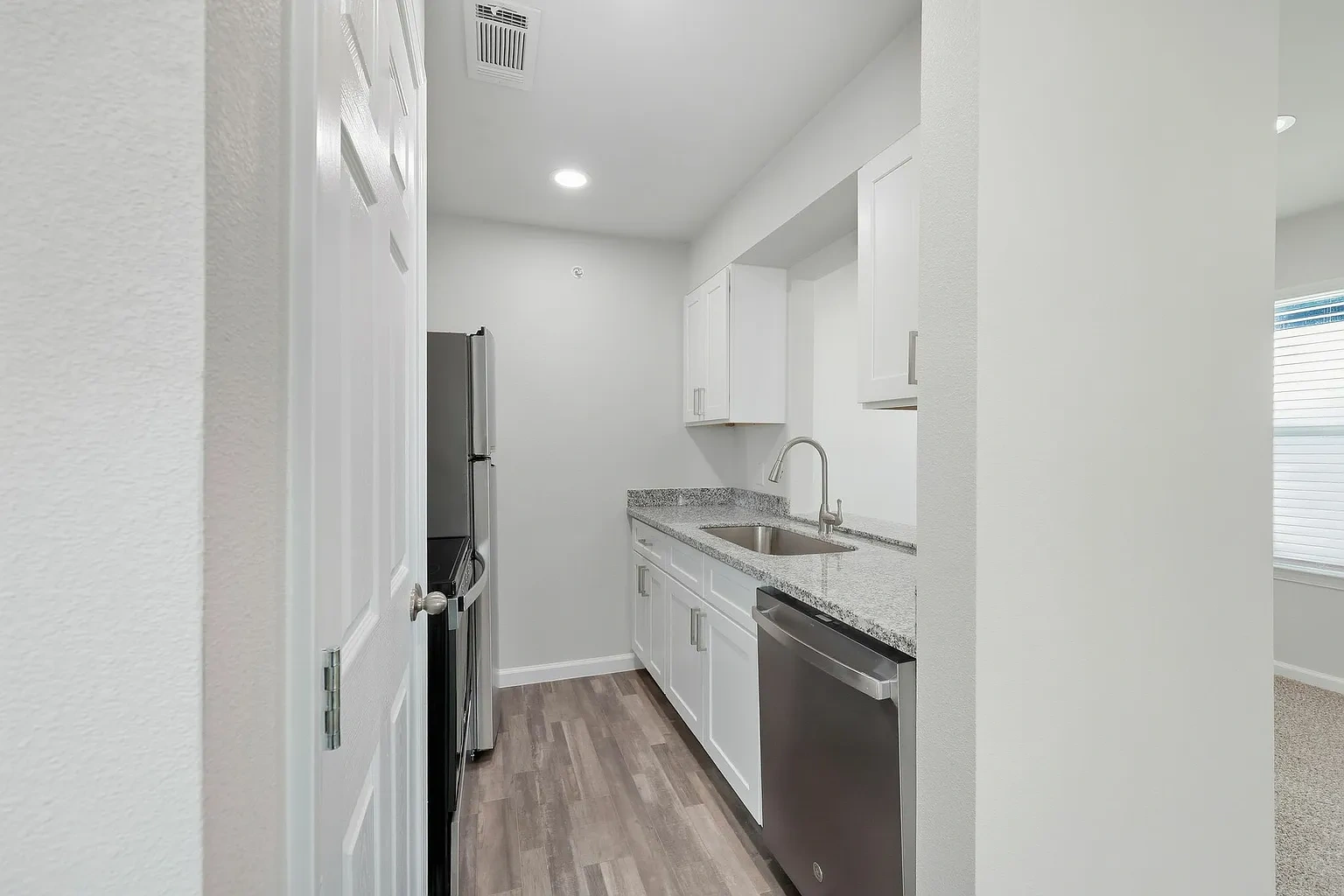 Land's End Apartments – photo 4