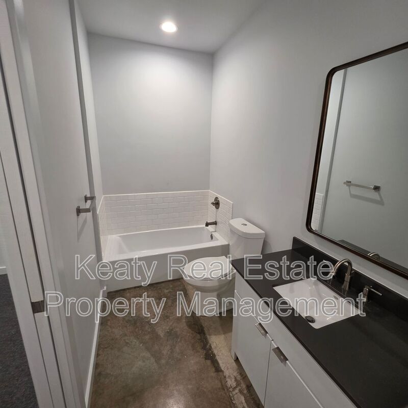 136 E Cypress St unit D – photo 5