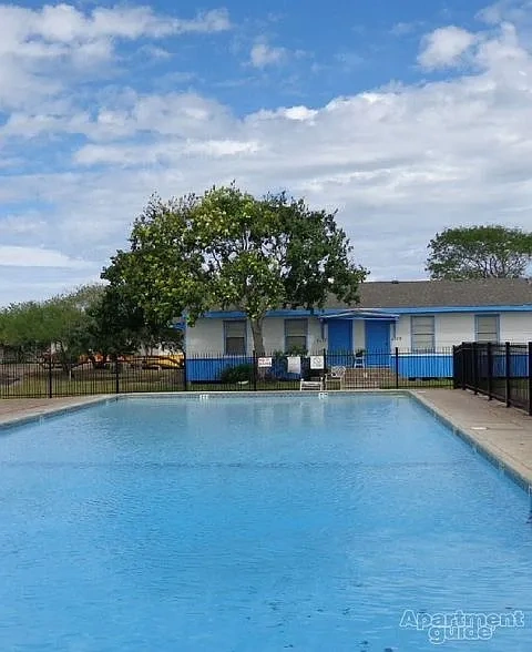 Admiral and Brittany Apartments – photo 2