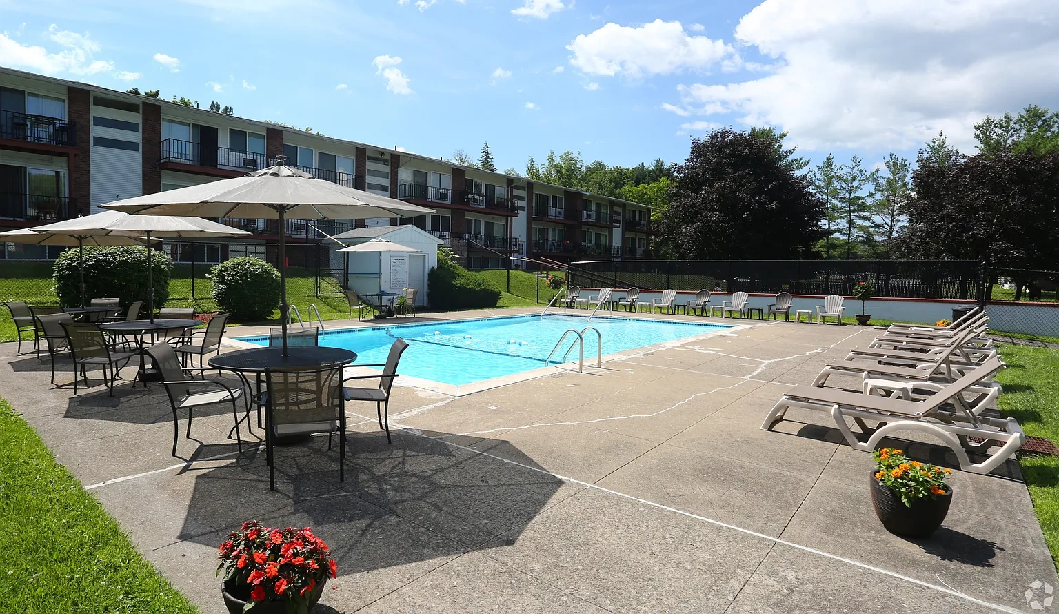 Windsor Court Apartments – photo 1