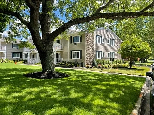 Fairfield Courtyard at Lake Grove – photo 4