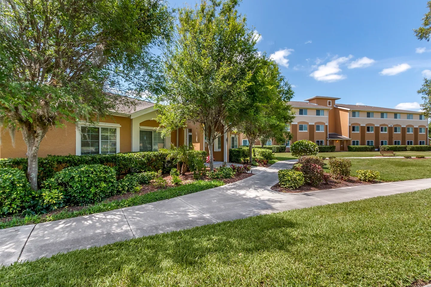 Willow Creek Apartments – photo 2