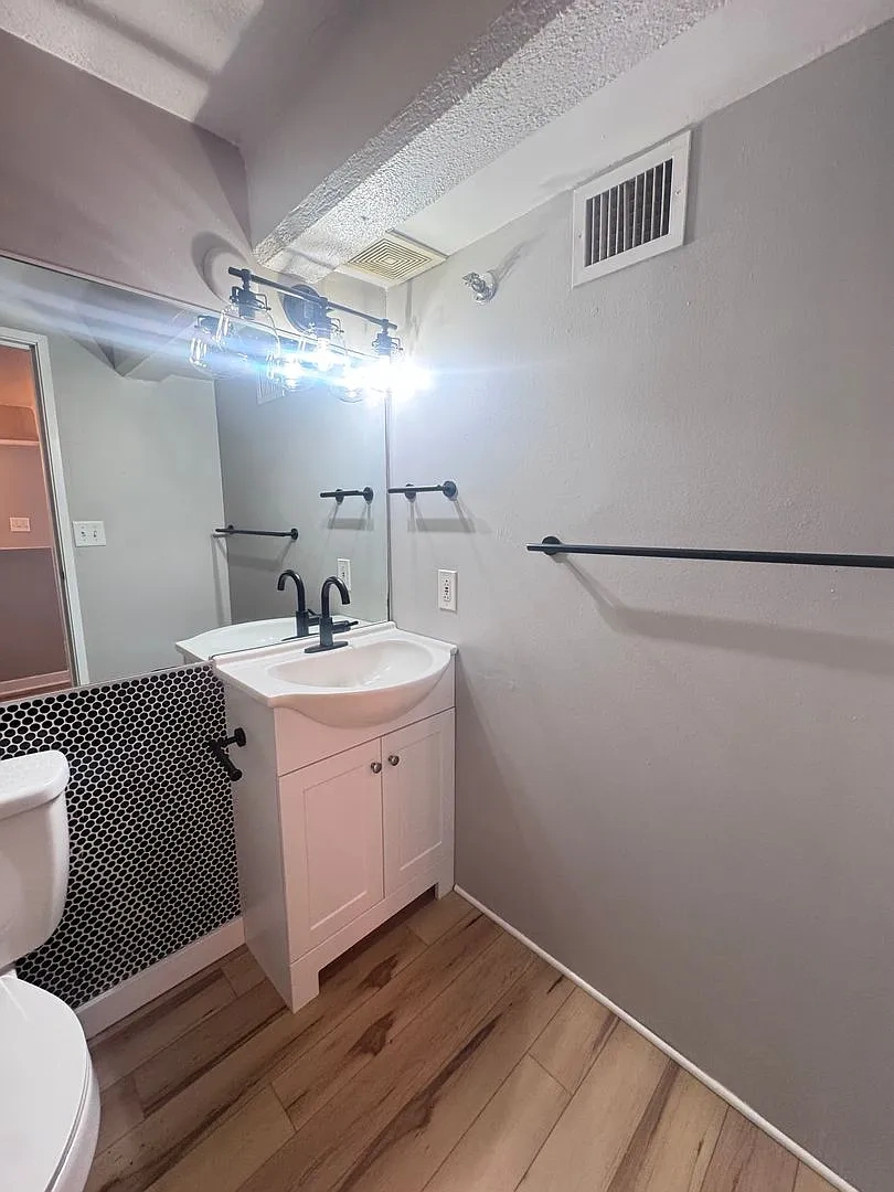 1133 W 9th Street – photo 4
