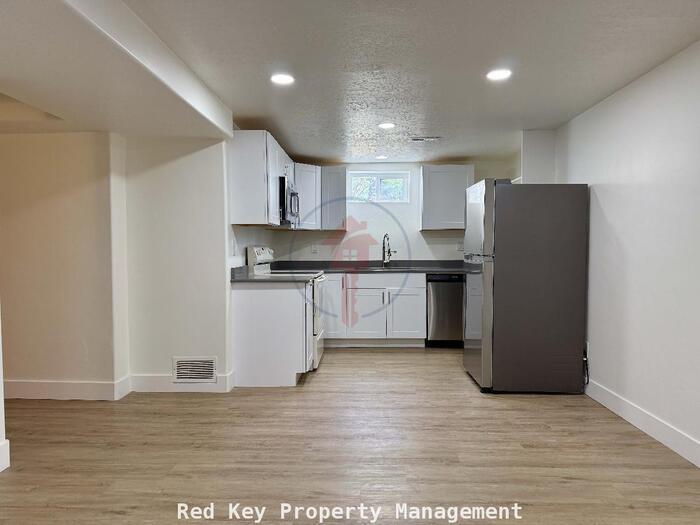 543 Stansbury Ave unit b – photo 2