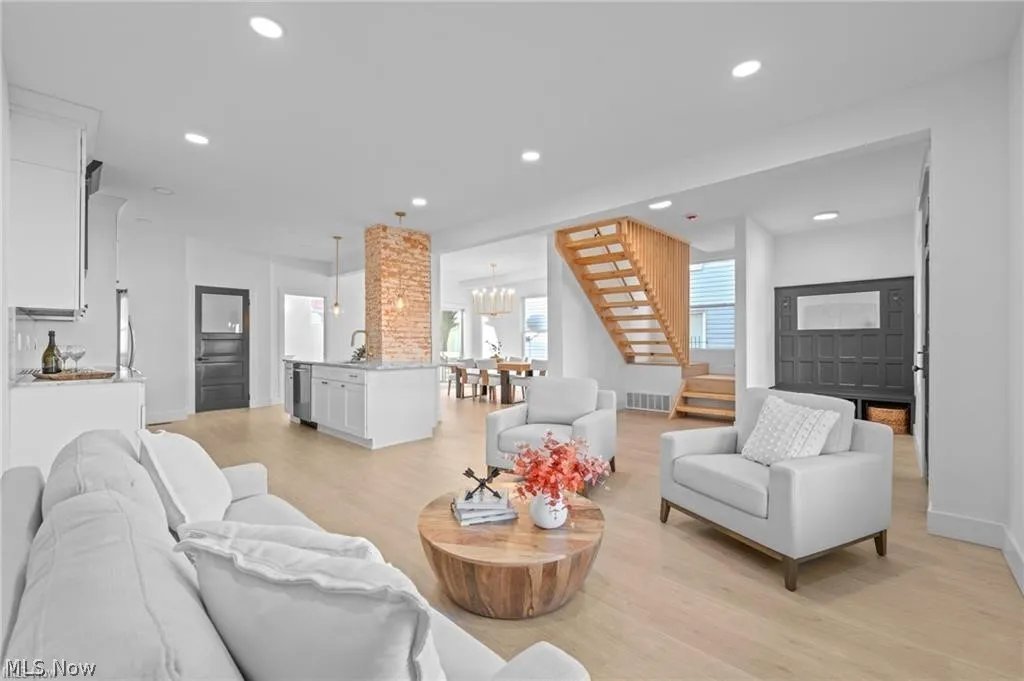 1422 W 77th St – photo 2