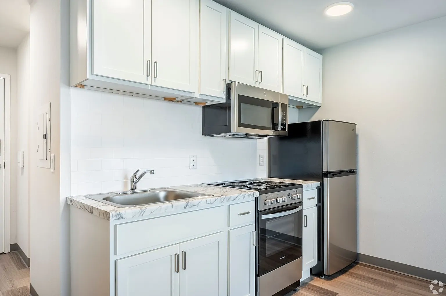 Sandburg Studios! Enjoy a Reduced $500 Security Deposit! – photo 3