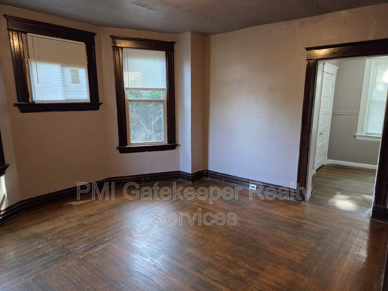 954 Hawthorne Ave unit 1 – photo 4