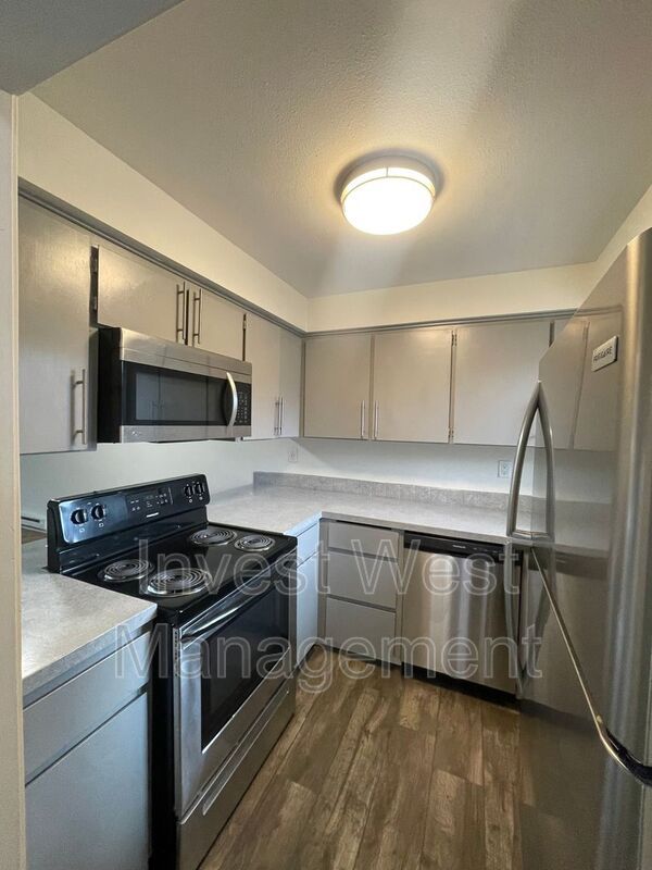1960 33rd Ave unit 04 – photo 3