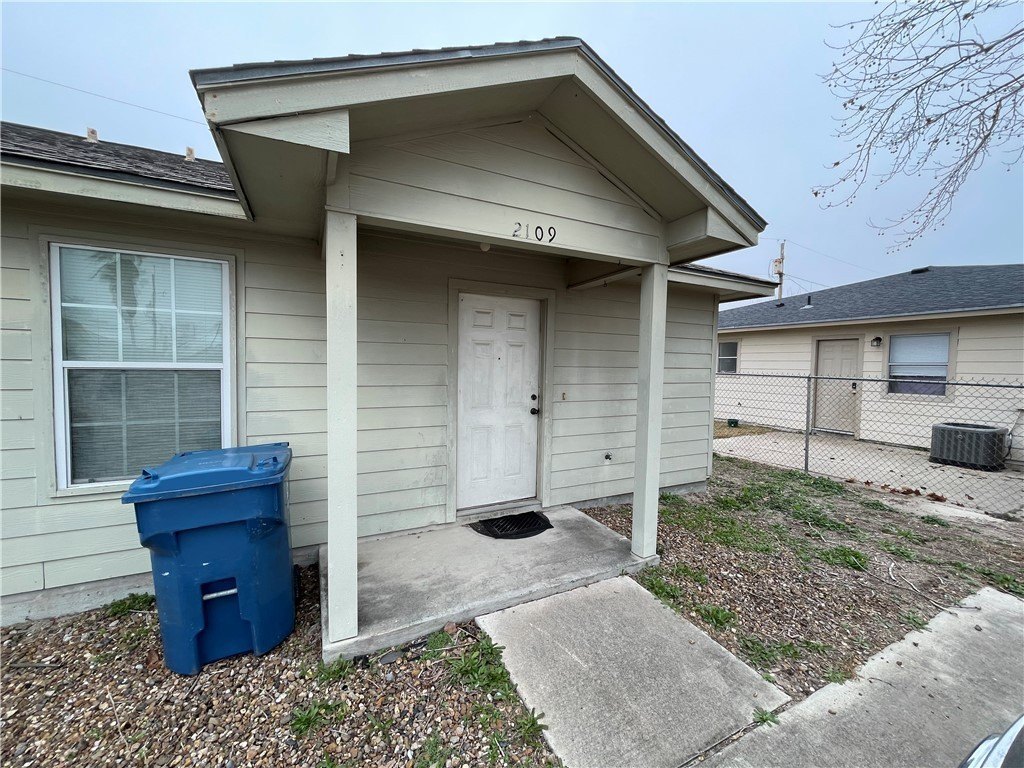2109 Breezeway Cir – photo 1
