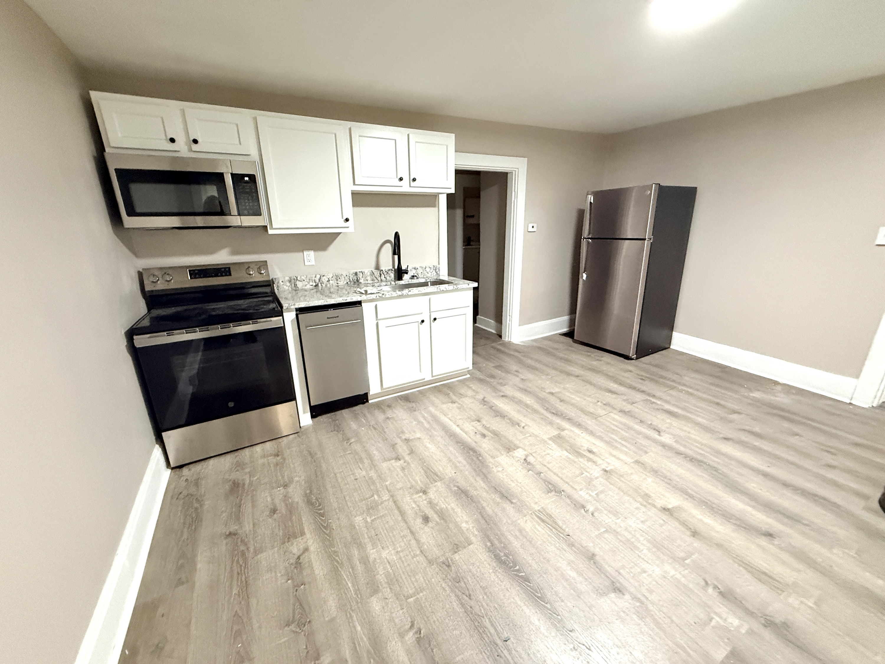 121 N Broadway St unit 4 – photo 4