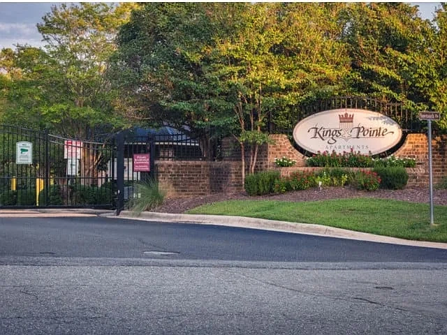 Kings Pointe Apartments – photo 1