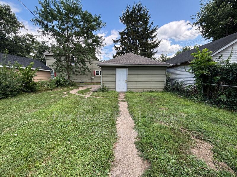 405 Moore St – photo 5