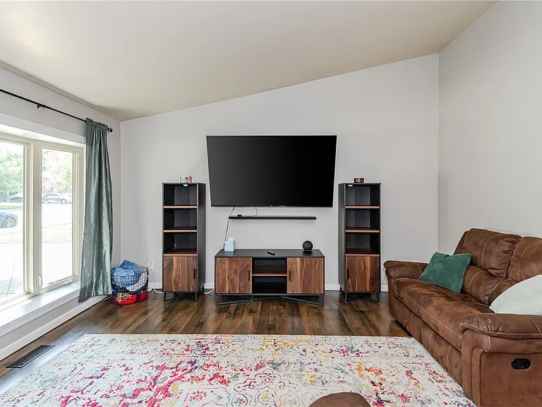 1221 Warwick Dr – photo 3