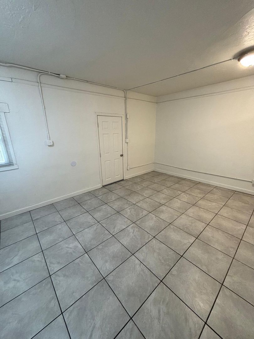 560 S Madison Ave unit 04 – photo 2