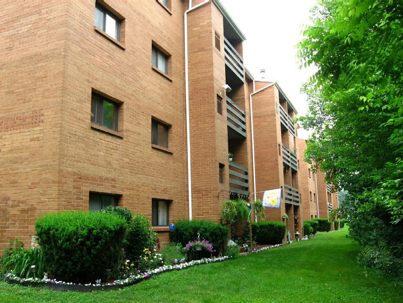 Pebble Creek Court Apartments – photo 3