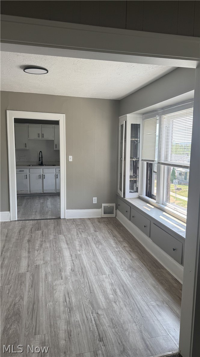 8502 Grand Division Ave – photo 4