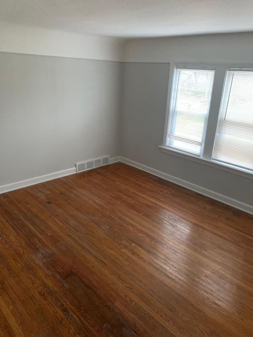 1483 E 120th St unit Up – photo 4