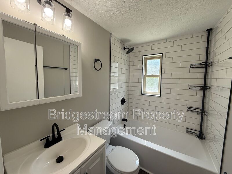 1233 Lytle Ln unit 2 – photo 5