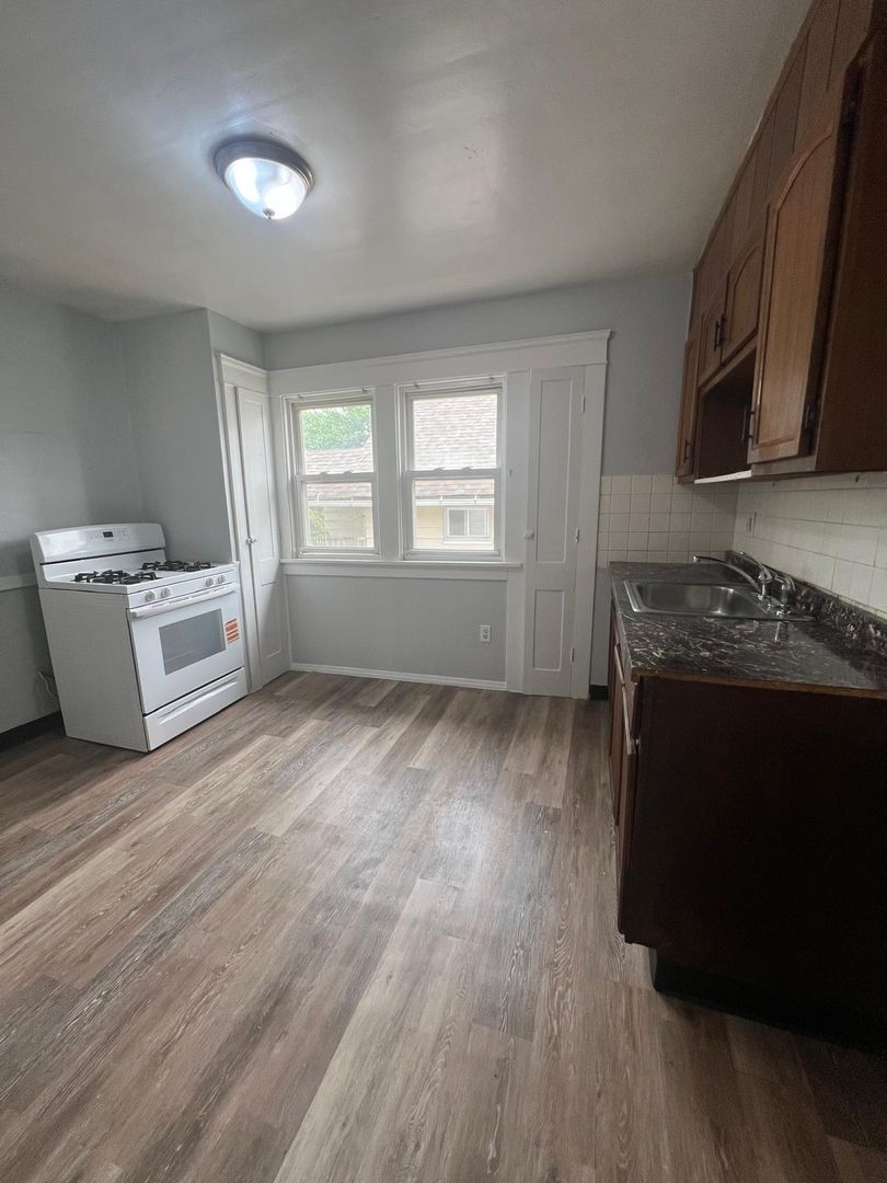965 Stevenson Rd unit Up – photo 4