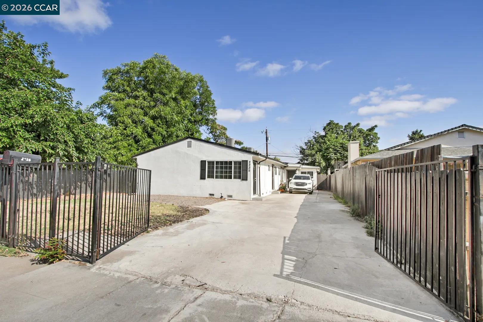 2225 E Myrtle St – photo 4
