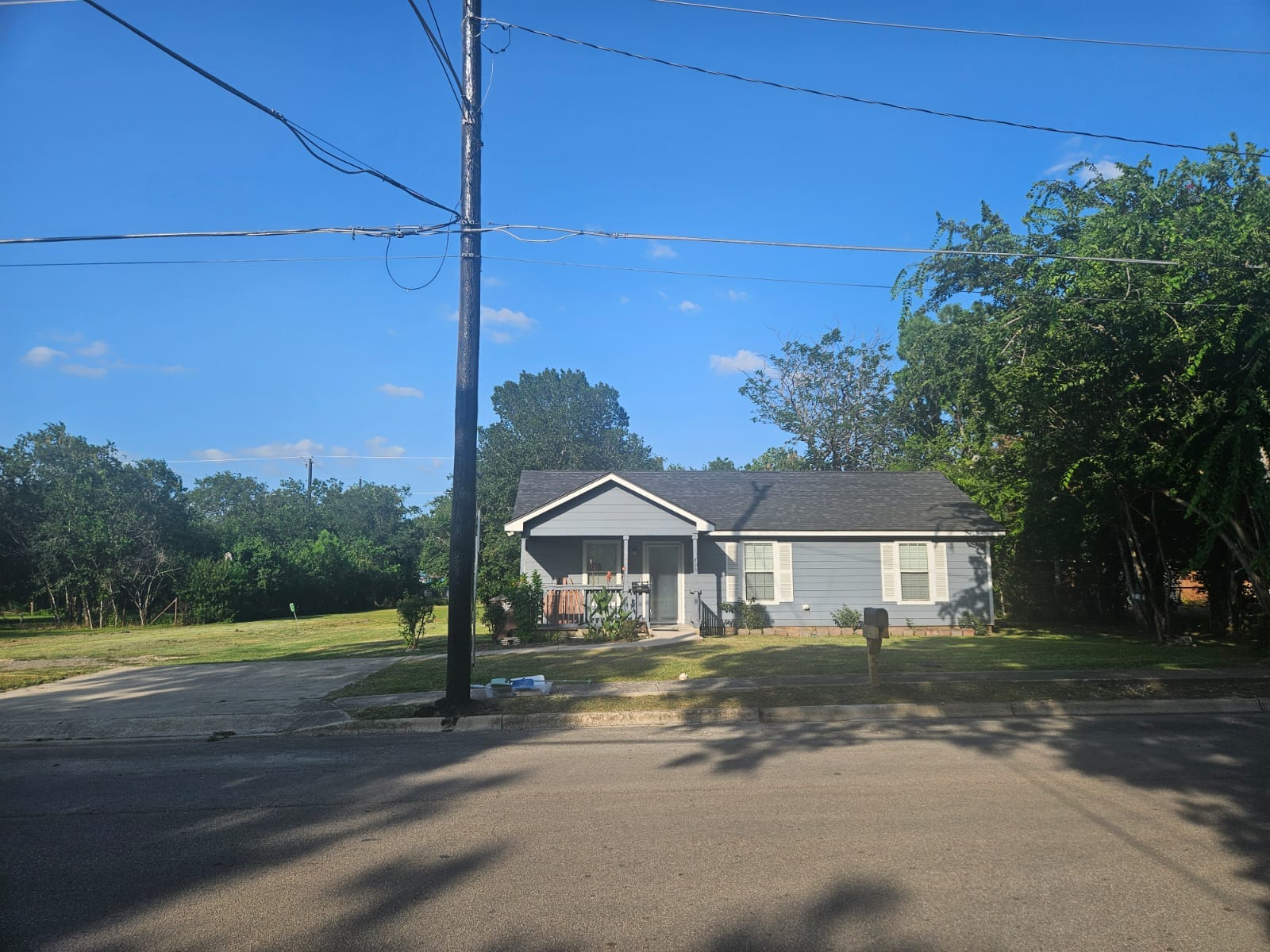 606 Trinity St – photo 2