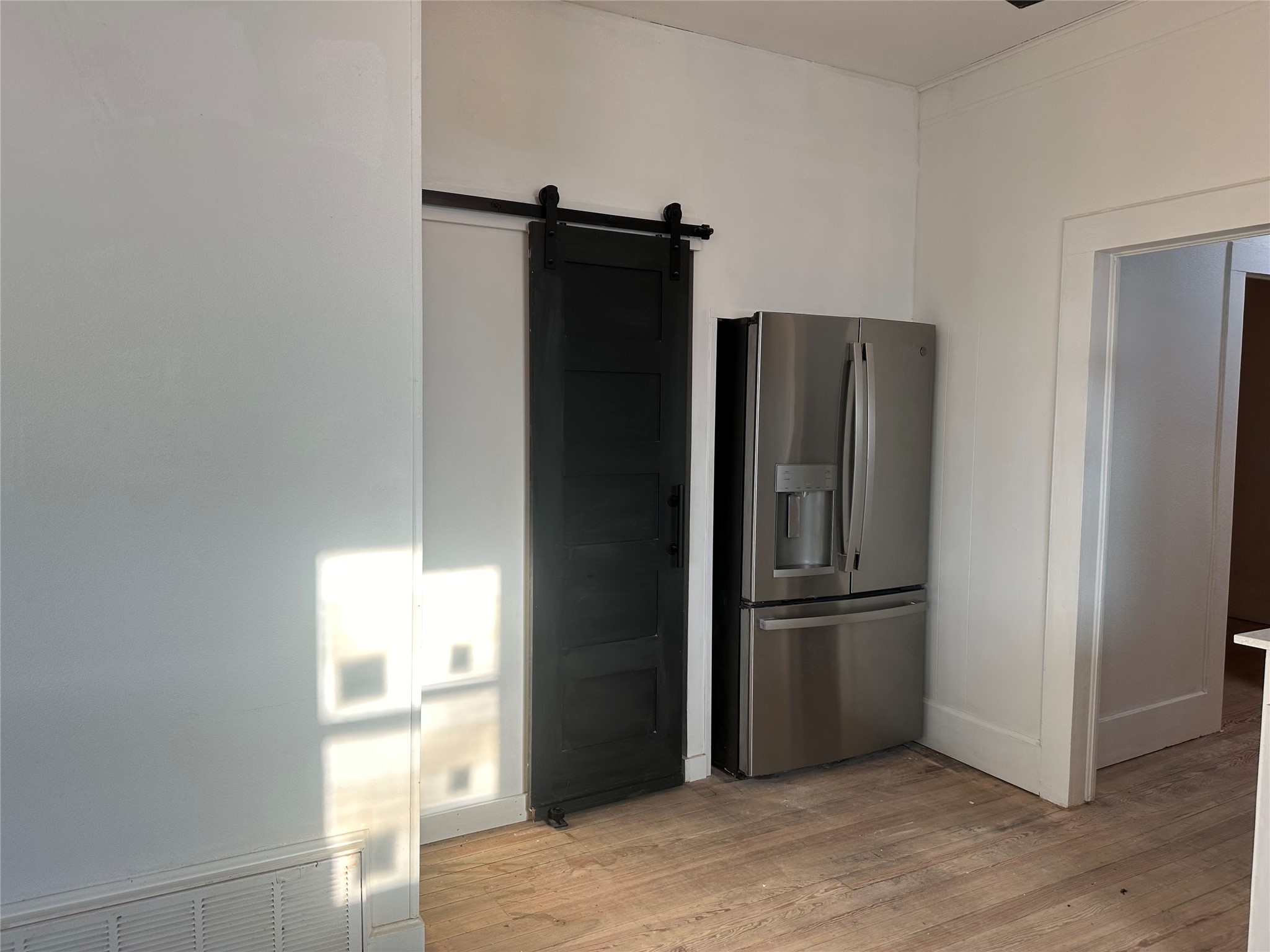 405 E College St – photo 3