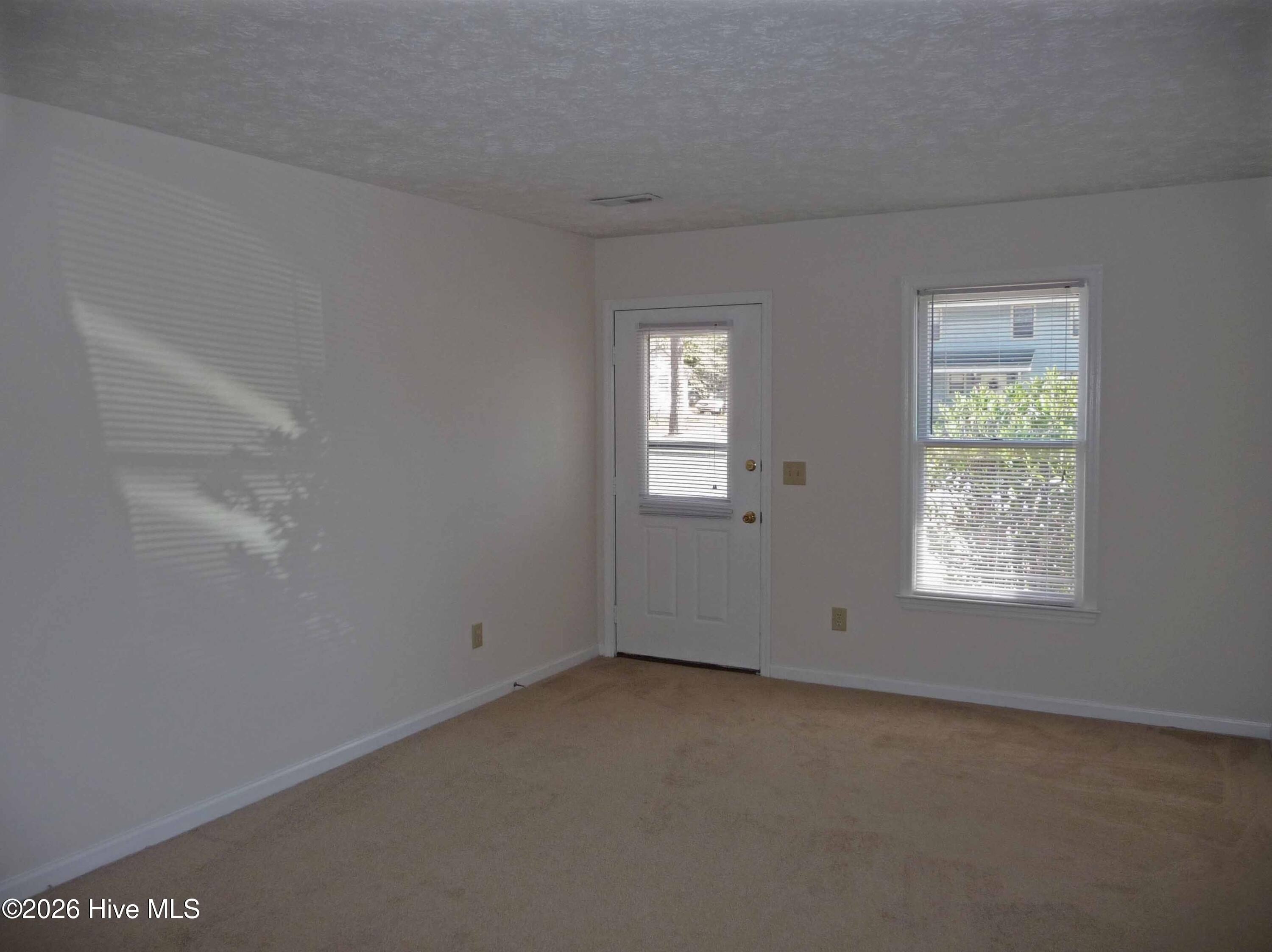 407 Lennon Dr – photo 3