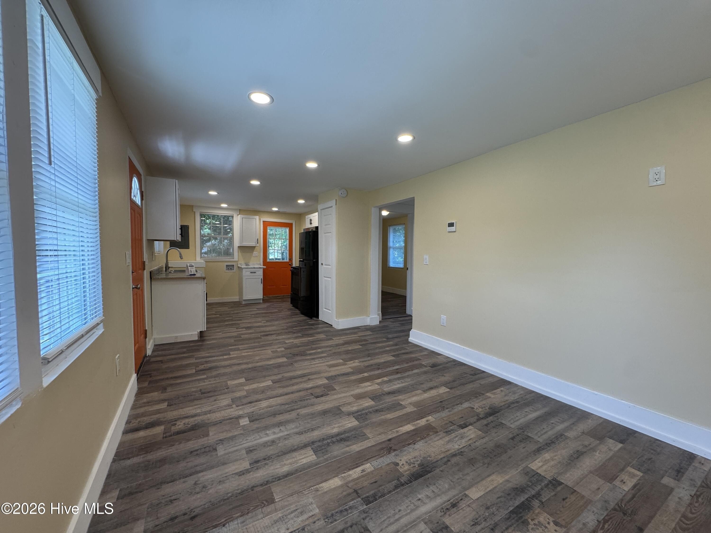 565 Manly Ave #B – photo 4
