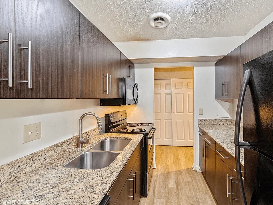 Carriage Hill Apartments – photo 2