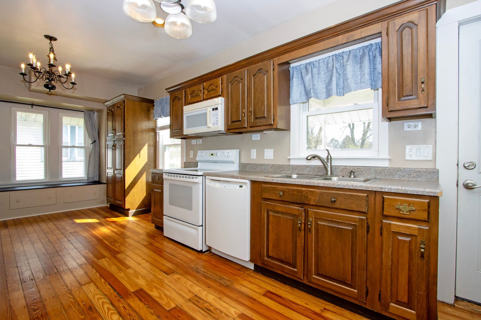 809 Gasche St – photo 3