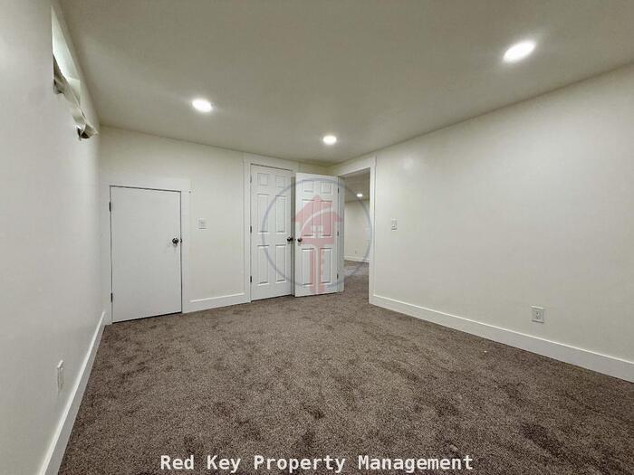 543 Stansbury Ave unit b – photo 5