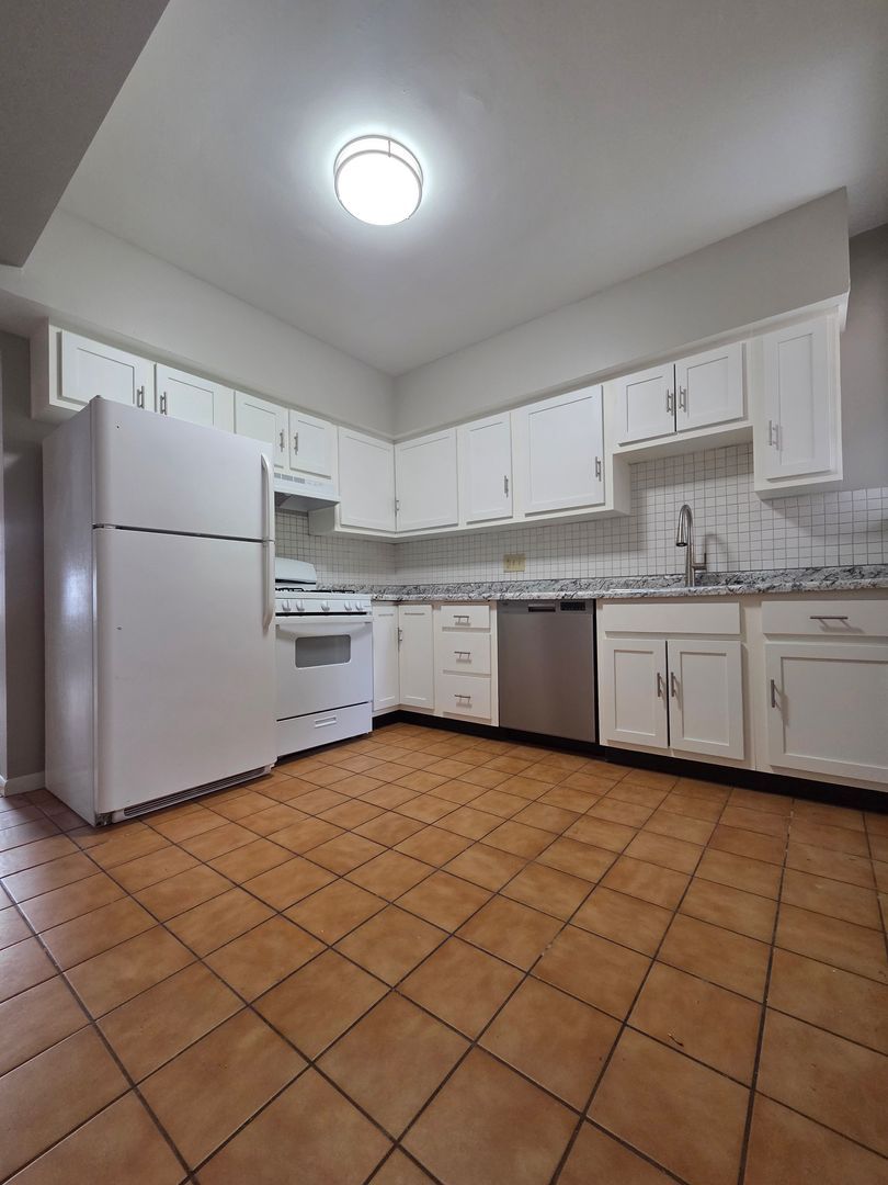 5736 Hobart St – photo 1