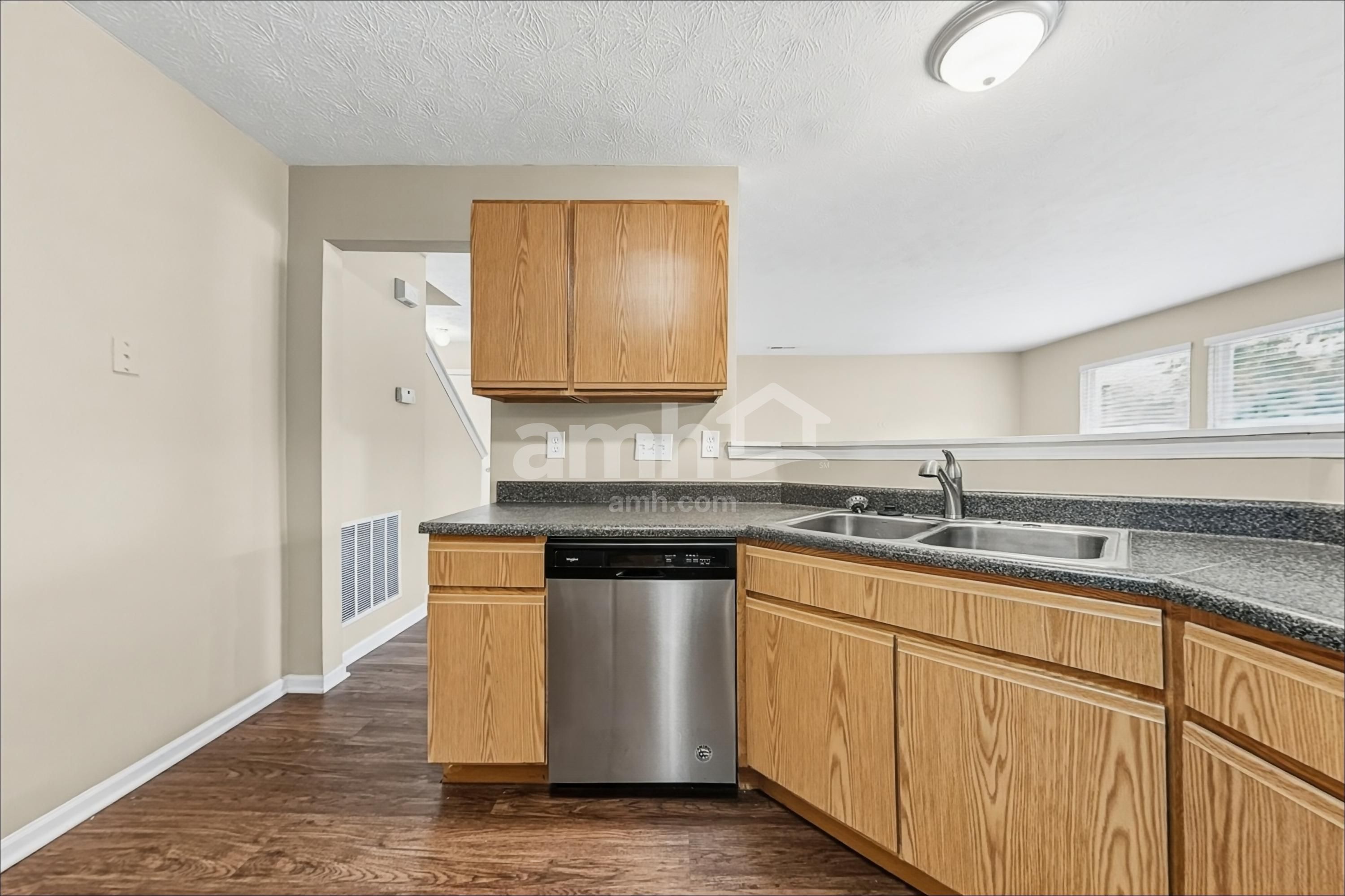 220 Hartford Ct – photo 3