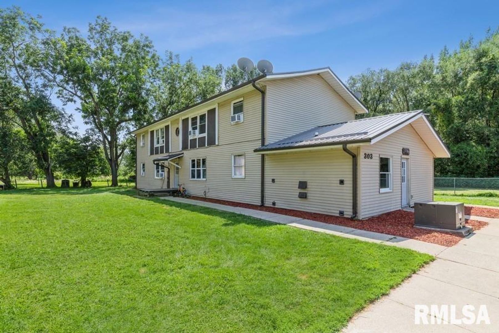 303 Larson Ct unit Apt 4 – photo 1