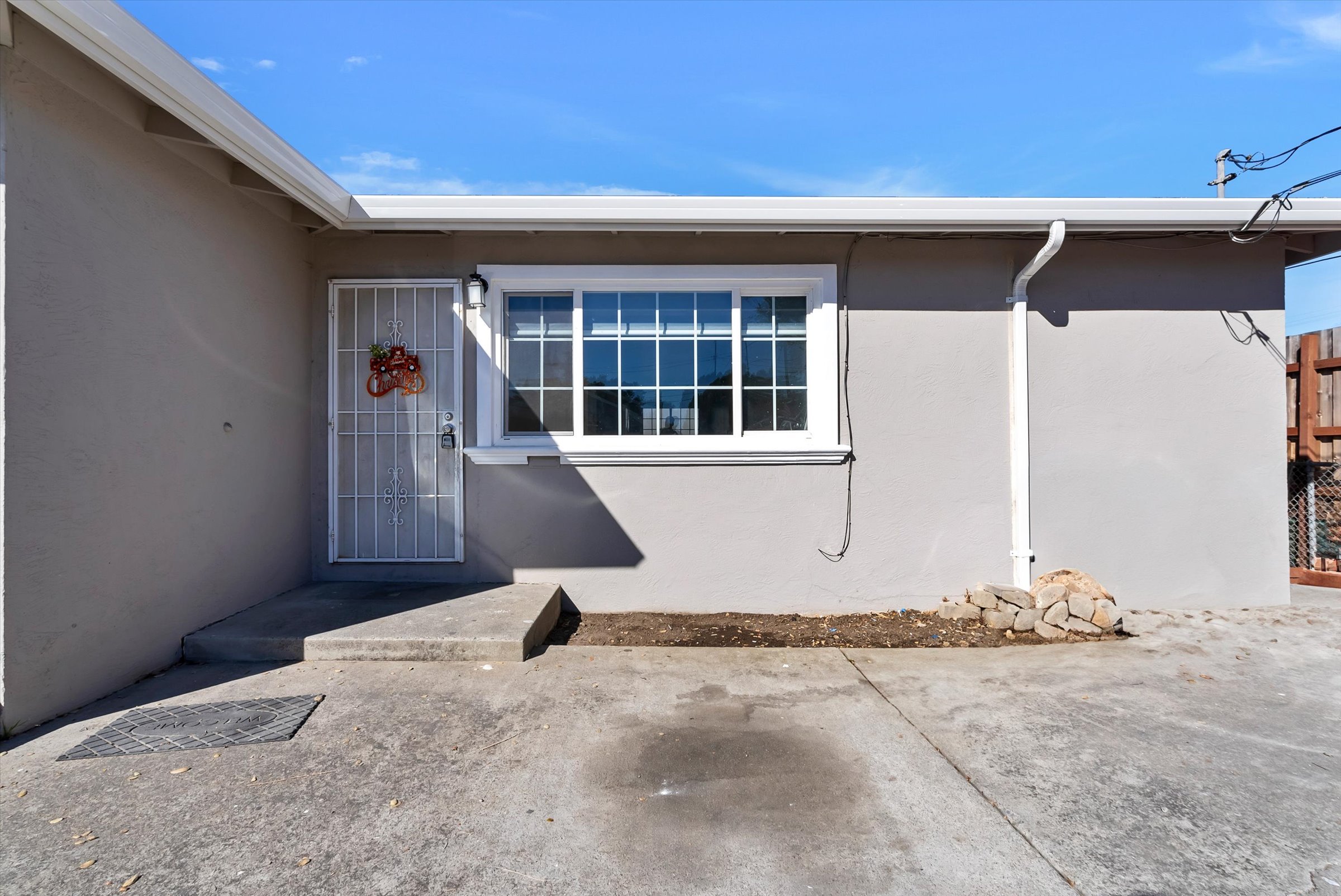 568 Simon St – photo 1