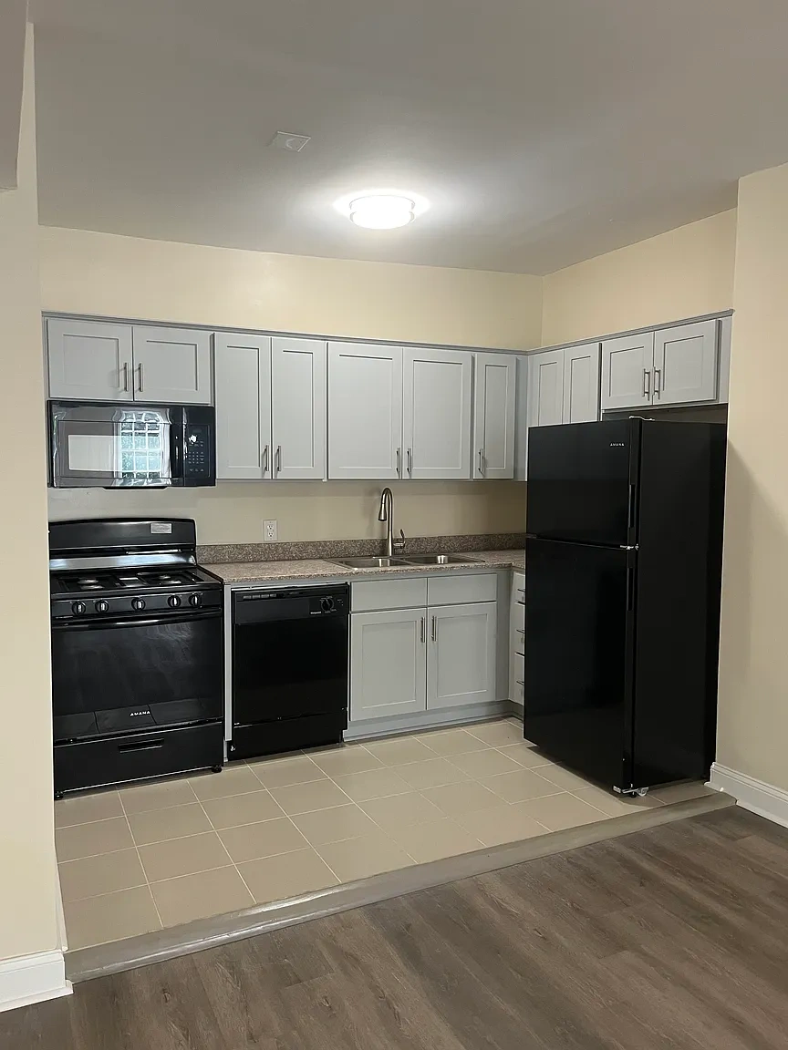 West Franklin Apts – photo 2