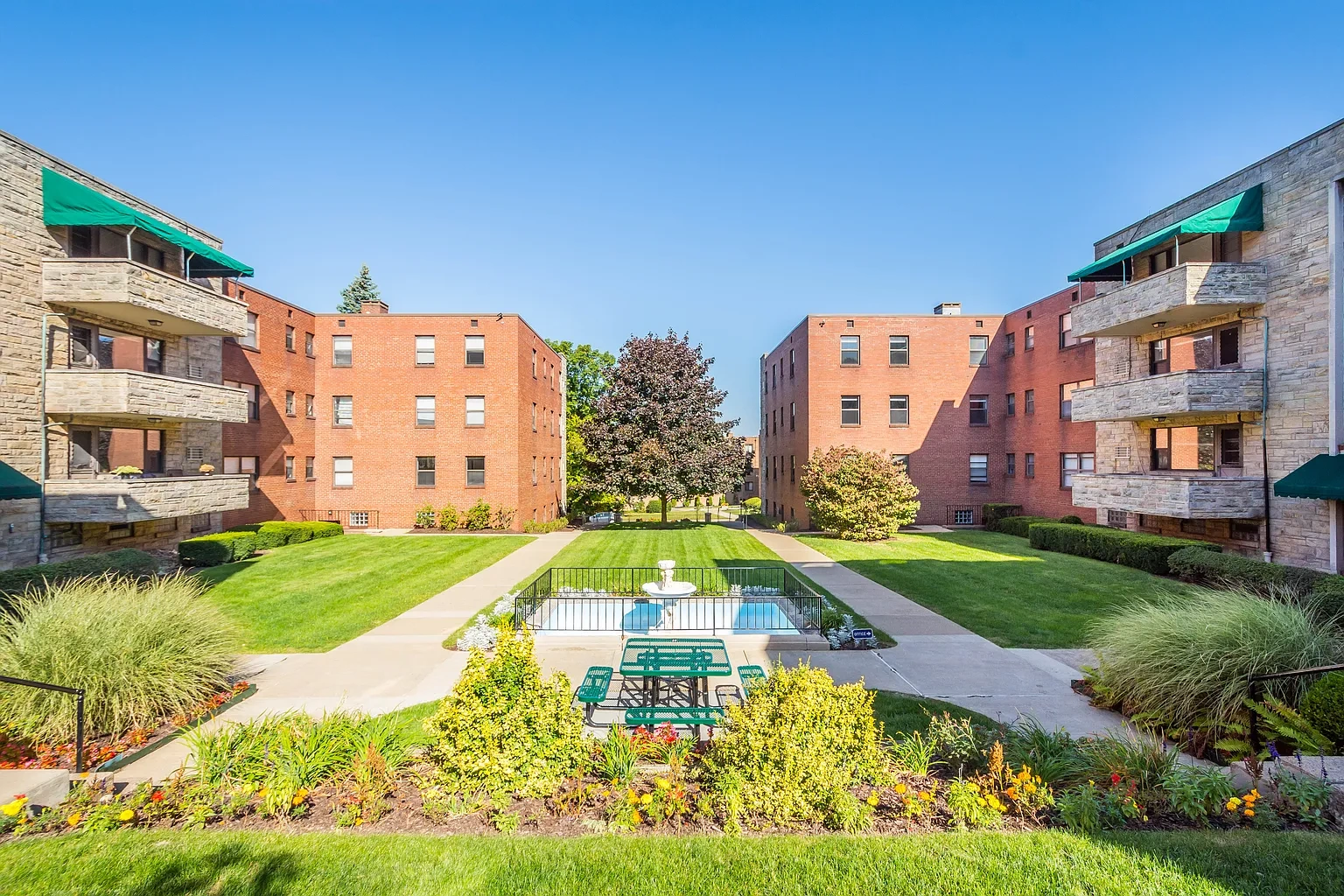 Royal Gardens Apartments – photo 1