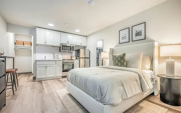 Sandburg Studios! Enjoy a Reduced $500 Security Deposit! – photo 2