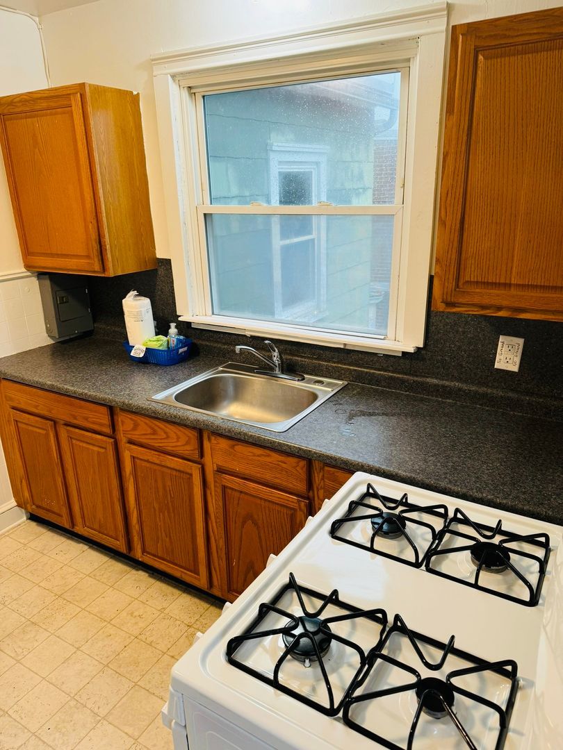656 Linden Ave unit 3 – photo 4