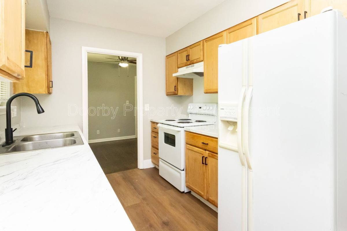 1127 Clermont Dr – photo 5