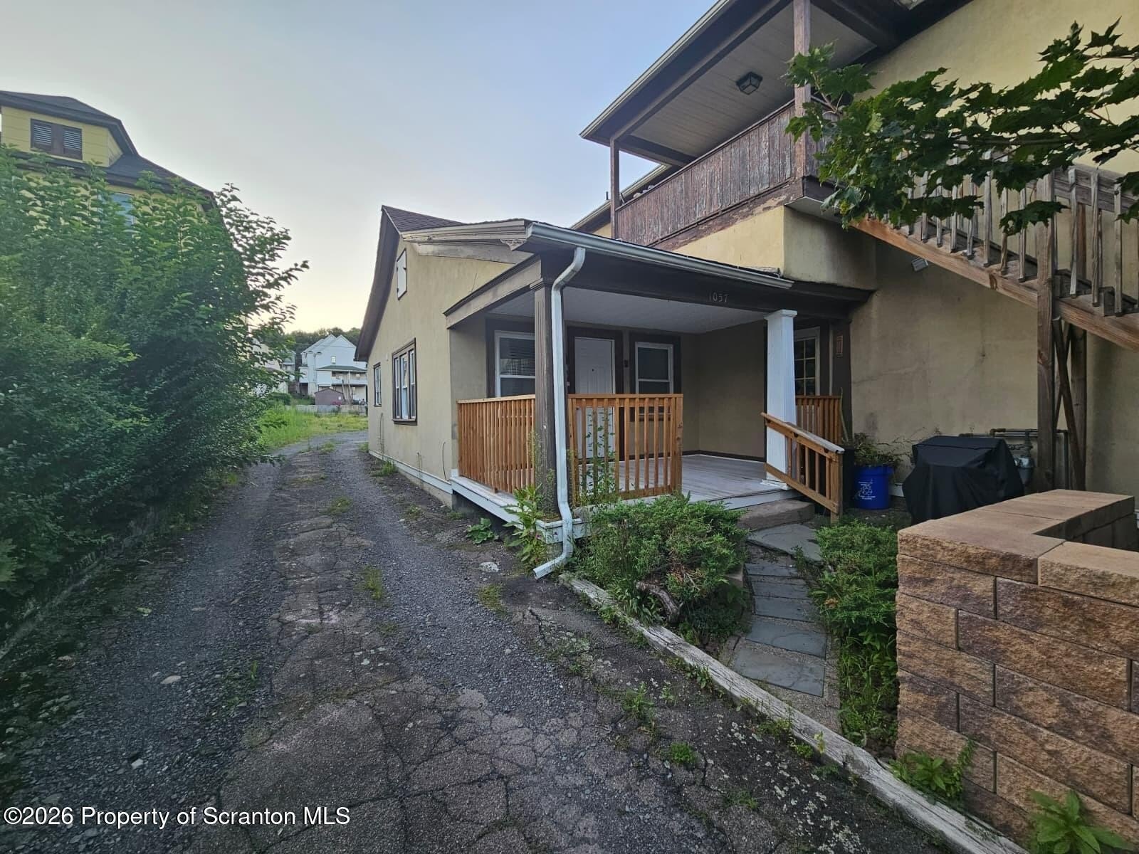 1057 Lincoln St – photo 2