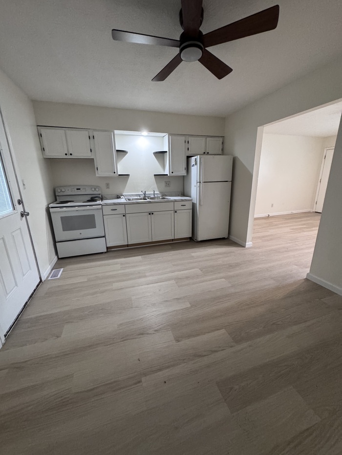 450 Long St unit B – photo 4