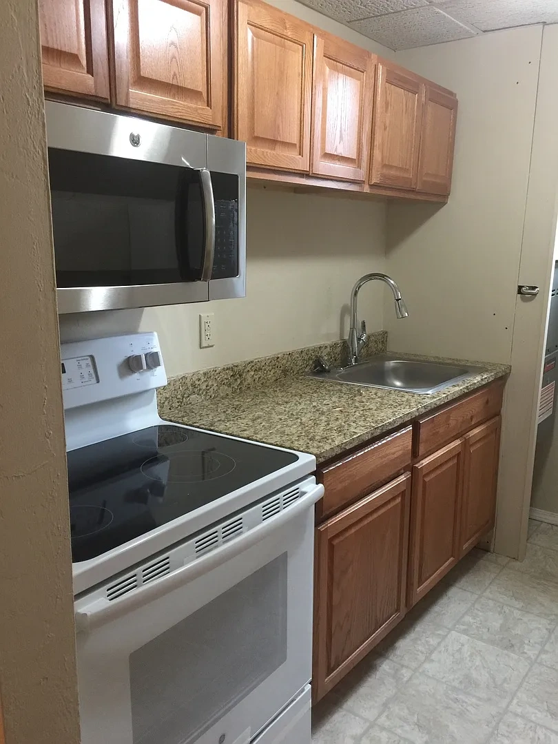 624 West – photo 1
