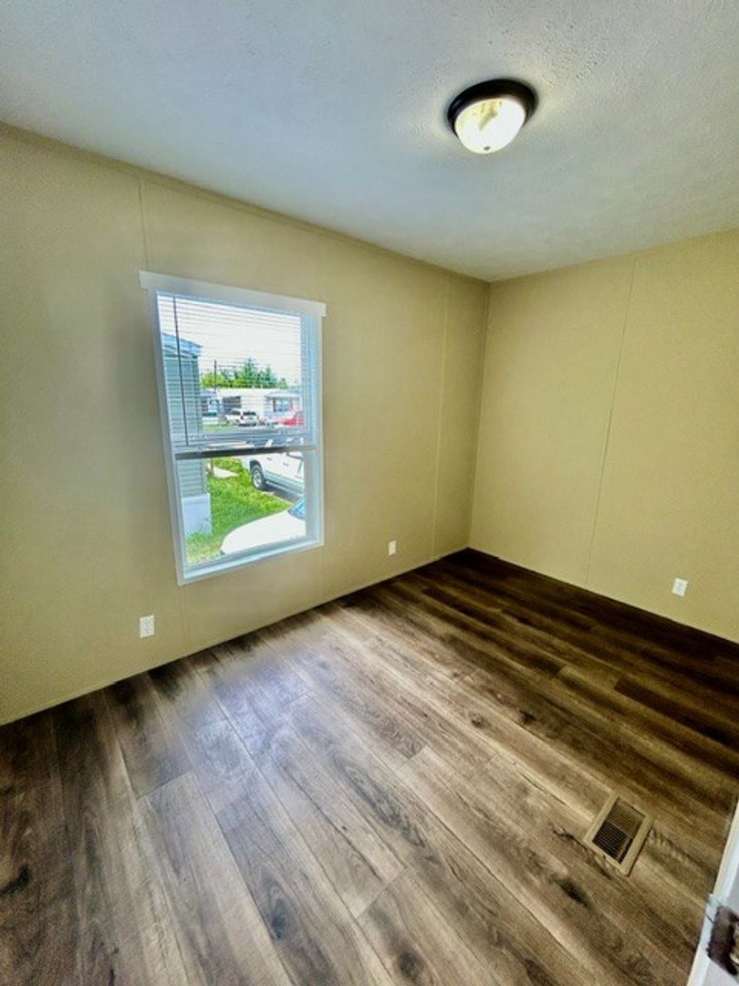 11200 OH-128 unit 27 – photo 4