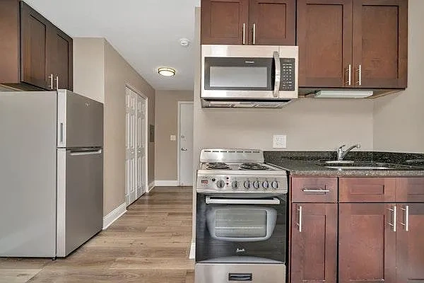 Lakeside Village Apartments – photo 2