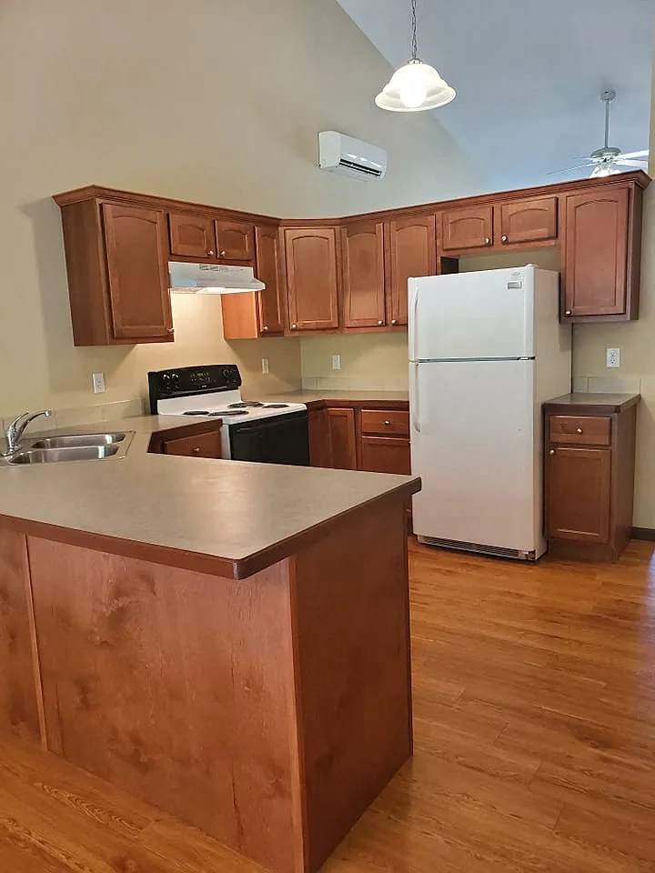 Perry Creek Townhomes - Midland, MI – photo 2