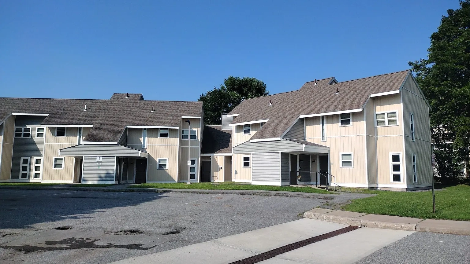 Golden Park Apartments – photo 2