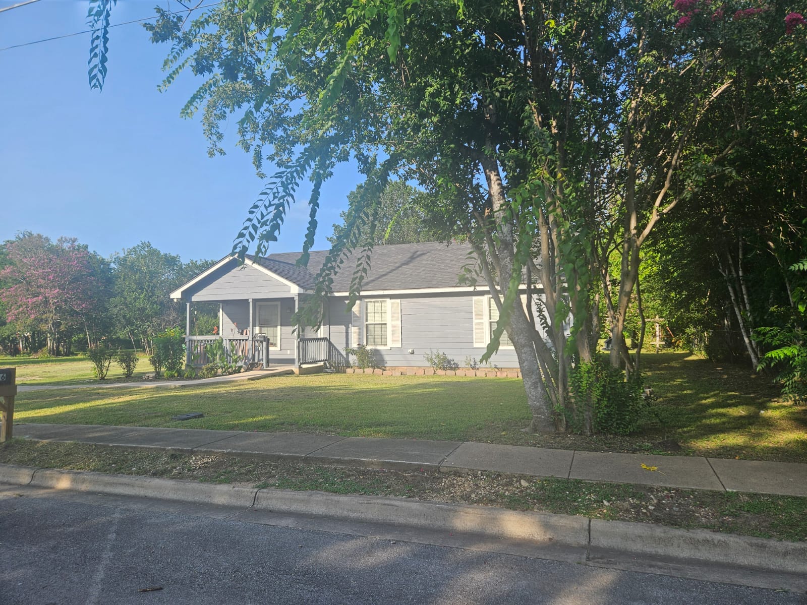 606 Trinity St – photo 3