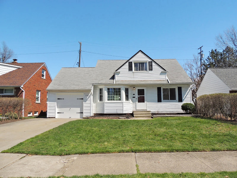 245 E 262nd St – photo 1
