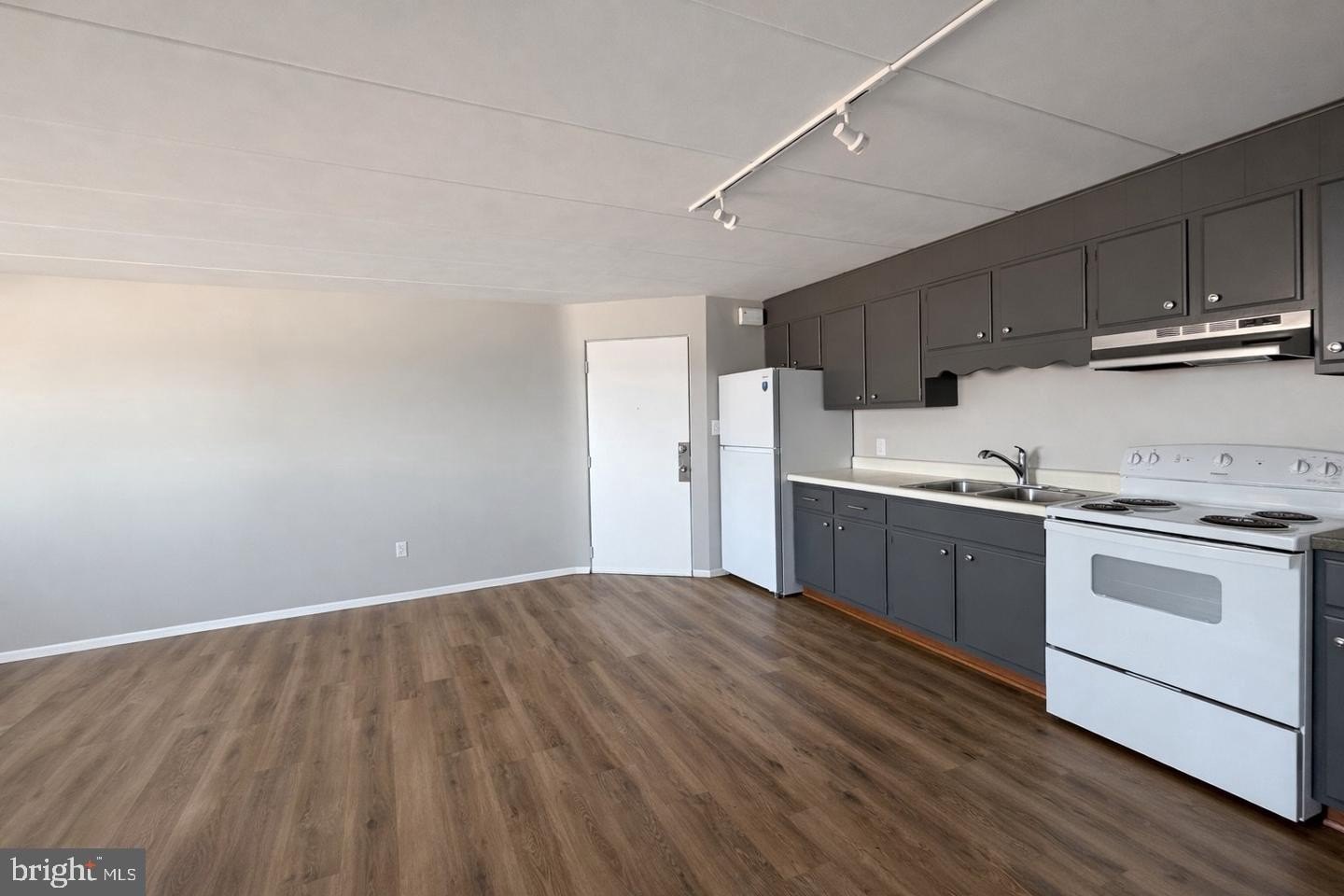 283 Park St #C14 – photo 3